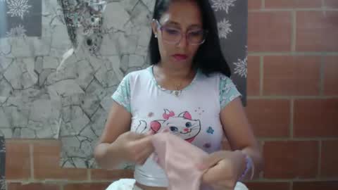 Snapshot of angelitaa_hot chatting on February 2025 05:39:02 PM angela online show from February 2025 05:39:02 PM