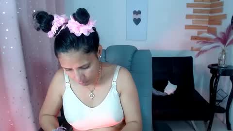 Snapshot of angelitaa_hot chatting on March 2025 09:40:02 PM angela online show from March 2025 09:40:02 PM