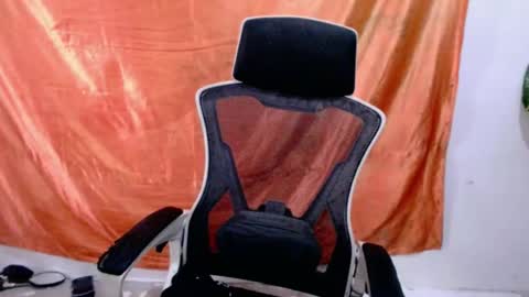 Snapshot of angelyn_slim chatting on June 2026 05:25:01 AM angelyn_slim online show from June 2026 05:25:01 AM