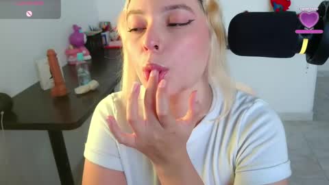 Snapshot of ania_mml chatting on May 2026 09:45:02 PM Ania online show from May 2026 09:45:02 PM