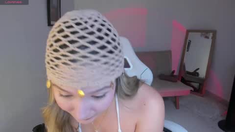 Snapshot of aniie_pink18 chatting on April 2026 02:22:02 PM Maria online show from April 2026 02:22:02 PM