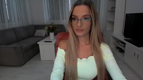 annaise  online show from November 2025 12:14:02 PM