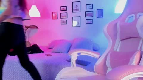 Snapshot of anne_bloom_ chatting on December 2024 12:43:02 AM Anne online show from December 2024 12:43:02 AM