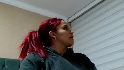 Snapshot of anne_julienne chatting on February 2026 01:37:01 AM online show from February 2026 01:37:01 AM