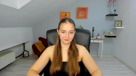 annewilsonn online show from November 2025 12:05:02 PM