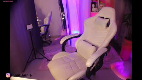 Snapshot of annie_snow_ chatting on June 2026 01:52:01 AM JEANNE no olvides seguirme dont forget follow me uu online show from June 2026 01:52:01 AM