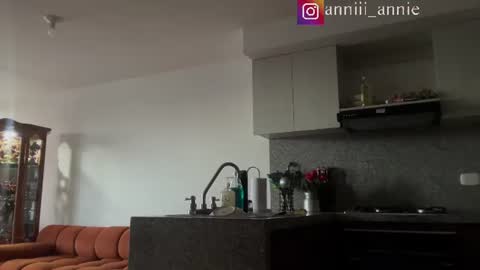 Snapshot of annie_snow_ chatting on July 2026 10:45:01 PM JEANNE no olvides seguirme dont forget follow me uu online show from July 2026 10:45:01 PM
