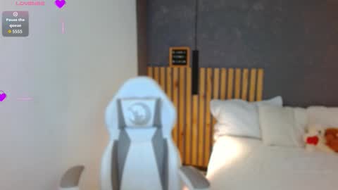 Annie Volker online show from November 2025 04:11:02 AM