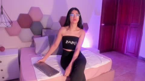 Snapshot of anniebluee_ chatting on June 2026 01:00:02 PM Annie Bluee online show from June 2026 01:00:02 PM