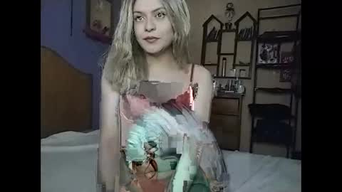 Snapshot of anniejarocha chatting on May 2026 04:07:02 AM JarochaFem online show from May 2026 04:07:02 AM