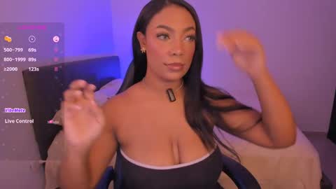 Snapshot of anniejasmin_ chatting on April 2026 01:00:02 AM A N N I E online show from April 2026 01:00:02 AM