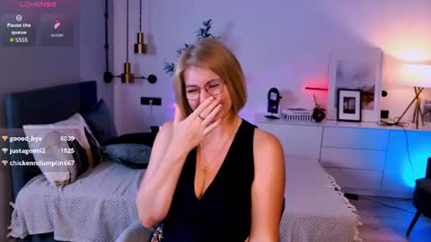 Snapshot of annielight chatting on June 2026 12:22:01 PM Annie online show from June 2026 12:22:01 PM