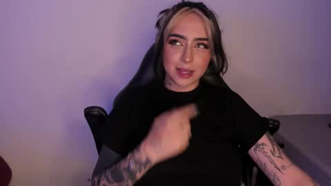 Annika online show from November 2025 10:19:01 PM