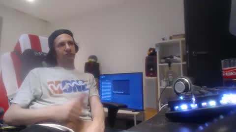 Snapshot of annumaker chatting on March 2026 06:08:01 PM LoyalDog online show from March 2026 06:08:01 PM