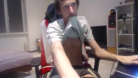 Snapshot of annumaker chatting on April 2026 05:43:02 PM LoyalDog online show from April 2026 05:43:02 PM