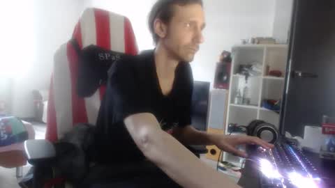 Snapshot of annumaker chatting on April 2026 08:56:02 AM LoyalDog online show from April 2026 08:56:02 AM