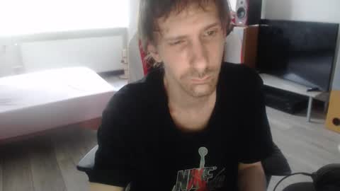 Snapshot of annumaker chatting on April 2026 07:06:02 AM LoyalDog online show from April 2026 07:06:02 AM