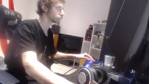 Snapshot of annumaker chatting on April 2026 01:48:01 AM LoyalDog online show from April 2026 01:48:01 AM