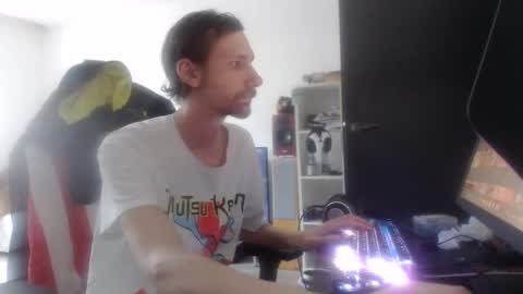 Snapshot of annumaker chatting on April 2026 08:52:02 AM LoyalDog online show from April 2026 08:52:02 AM