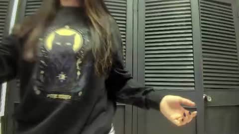 Annyluna online show from August 2026 12:18:01 PM