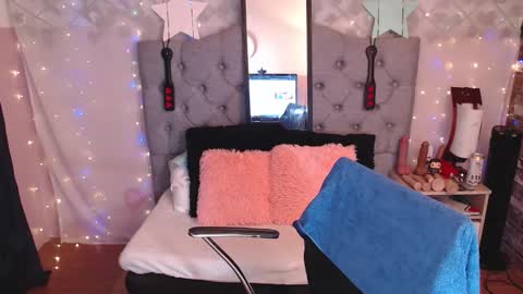 antolyh_c online show from December 2025 01:04:02 PM