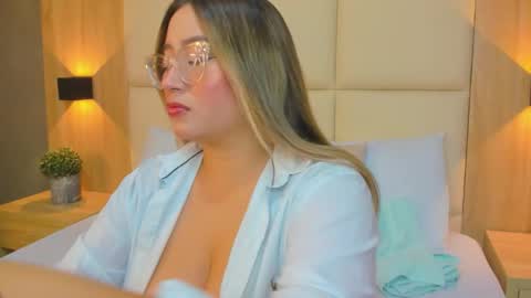 A N T O N E L L A  online show from December 2025 12:02:02 PM