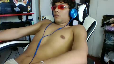 AnuarDHM online show from November 2025 04:30:01 PM