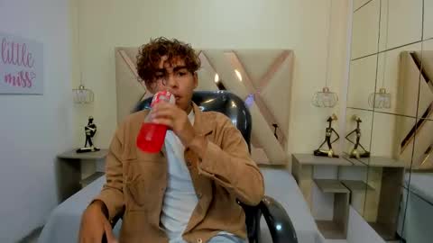 anyelotwink online show from January 2026 12:20:01 PM