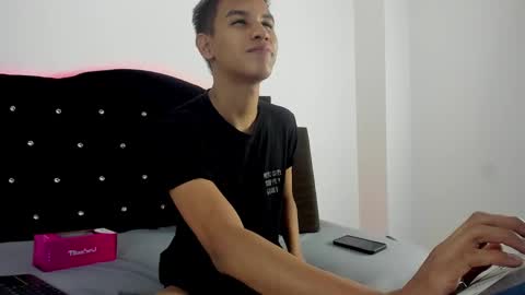 Snapshot of apolo1402 chatting on December 2024 10:52:02 PM Apolo online show from December 2024 10:52:02 PM