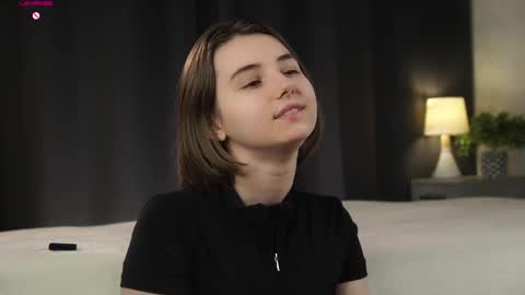 Snapshot of approche_toi_petite chatting on February 2026 01:18:01 PM Meghan online show from February 2026 01:18:01 PM