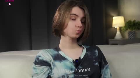 Snapshot of approche_toi_petite chatting on February 2026 01:18:01 PM Meghan online show from February 2026 01:18:01 PM