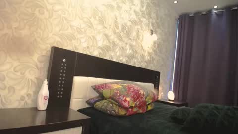 April Bronte online show from November 2025 08:20:01 PM