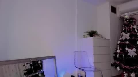 Snapshot of aprilhadid chatting on November 2025 06:43:02 PM Laura online show from November 2025 06:43:02 PM