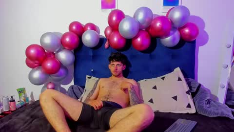 Snapshot of ari_and_loggan chatting on December 2024 07:31:02 PM Ari and loggan online show from December 2024 07:31:02 PM