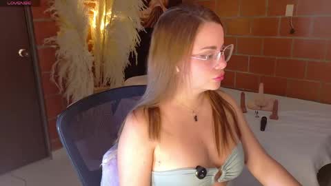 Snapshot of aria_888 chatting on April 2026 03:28:01 AM Aria online show from April 2026 03:28:01 AM