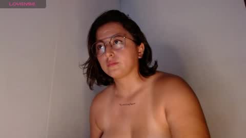 Snapshot of aria_bronw chatting on April 2026 11:35:01 PM AriaBronw online show from April 2026 11:35:01 PM