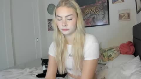 Snapshot of ariah_is_blonde chatting on October 2025 07:20:02 PM Ariah online show from October 2025 07:20:02 PM