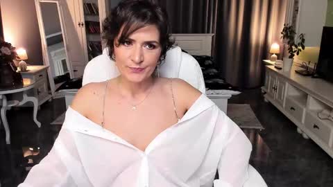 Ana online show from November 2025 05:02:02 PM