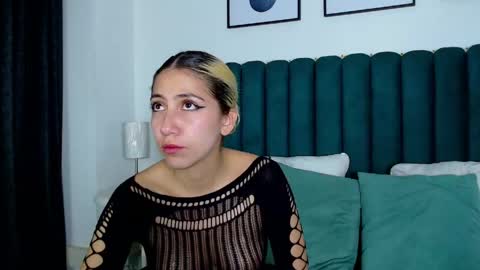 Snapshot of aribunnie chatting on April 2026 05:00:02 AM Ari Bunnie online show from April 2026 05:00:02 AM