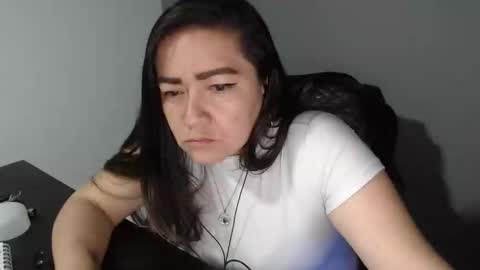 Snapshot of arielle_ninon chatting on December 2024 12:24:01 AM Arielle online show from December 2024 12:24:01 AM