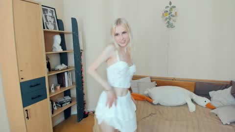 Snapshot of arlavitullo chatting on June 2026 08:37:01 AM Emily online show from June 2026 08:37:01 AM
