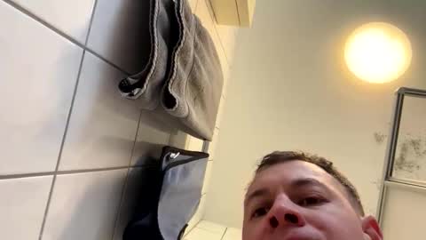 armyskater32 online show from December 2025 11:39:02 AM