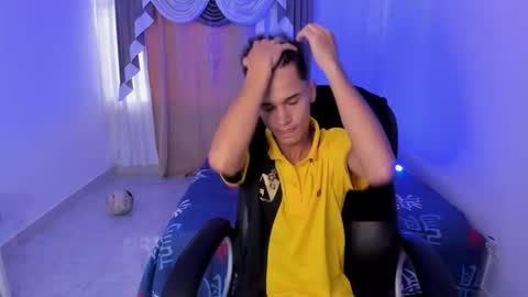 Aaron online show from November 2025 08:51:01 PM