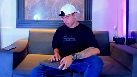 Aroon   online show from November 2025 12:16:01 PM