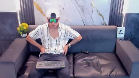 Aroon   online show from April 2026 04:15:01 AM