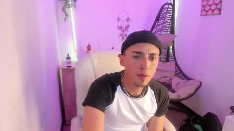 Snapshot of aroon_smith_ chatting on December 2025 12:46:02 PM Aron online show from December 2025 12:46:02 PM