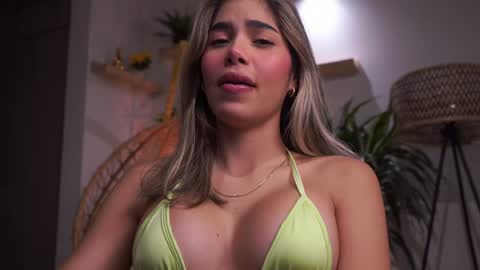 Snapshot of artemia_ chatting on December 2024 02:04:02 AM Amanda online show from December 2024 02:04:02 AM