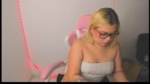 Snapshot of arthemiss033 chatting on February 2026 01:35:02 AM Val online show from February 2026 01:35:02 AM