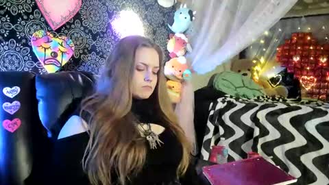 Snapshot of artsyheartsyy chatting on March 2025 06:24:01 AM ArtsyHeartsyy online show from March 2025 06:24:01 AM