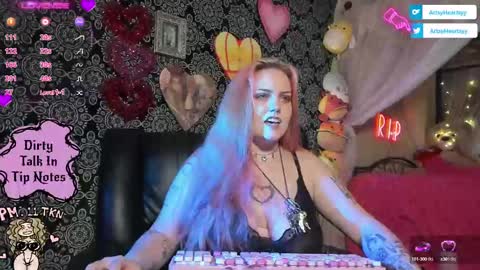 Snapshot of artsyheartsyy chatting on September 2025 12:43:01 AM ArtsyHeartsyy online show from September 2025 12:43:01 AM